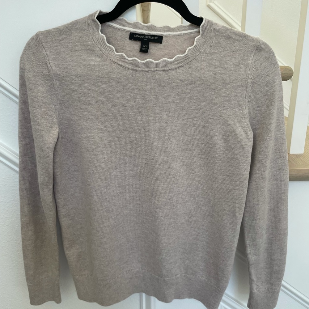 Banana Republic women biege sweater 
Size XS 
New
